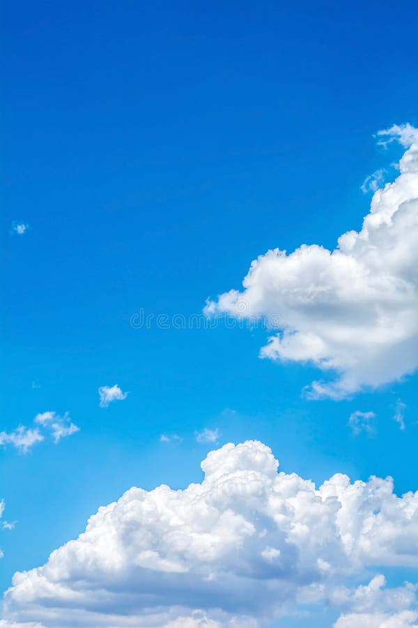 Nuvem branca com o céu azul imagem de stock Nuvem branca com o céu azul imagem de stock