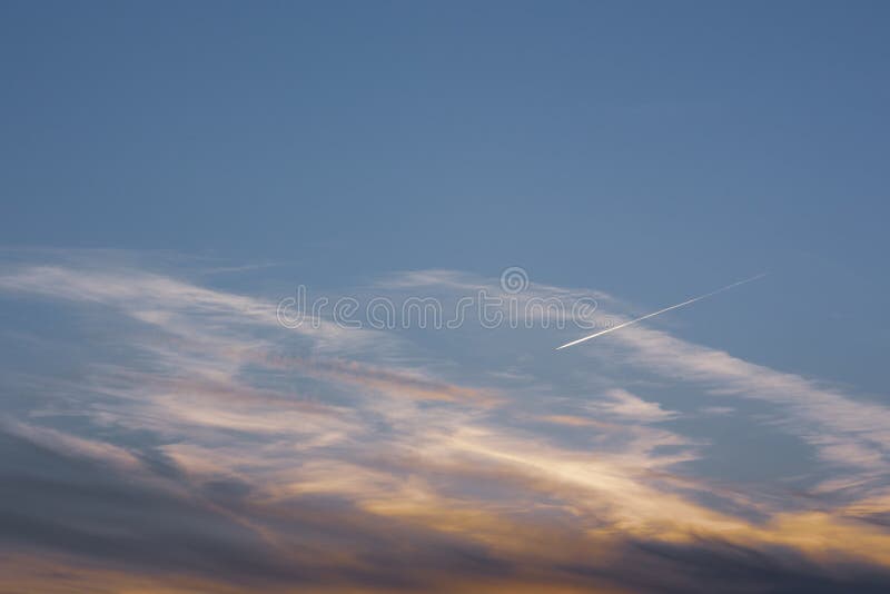 Nuvem iridescente bonita, nuvem do arco-íris e por do sol fotografia de stock royalty free Nuvem iridescente bonita, nuvem do arco-íris e por do sol fotografia de stock royalty free
