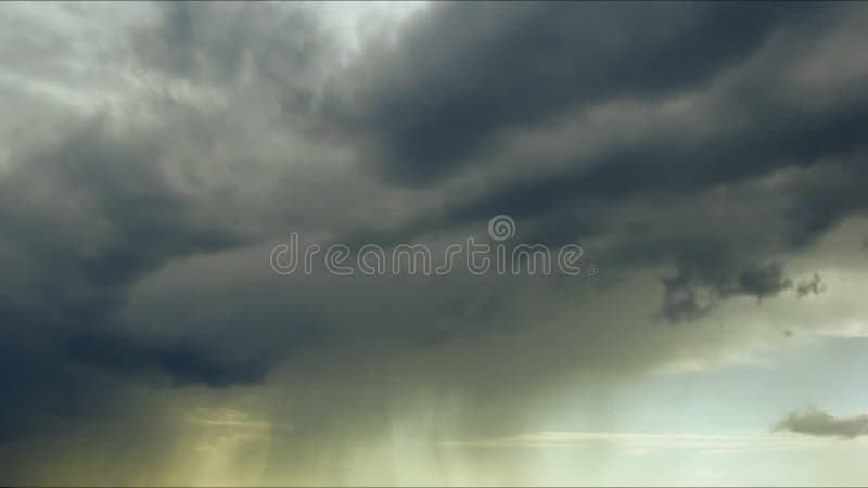 Nuvem tempestuosa com nuvens e chuva escuras