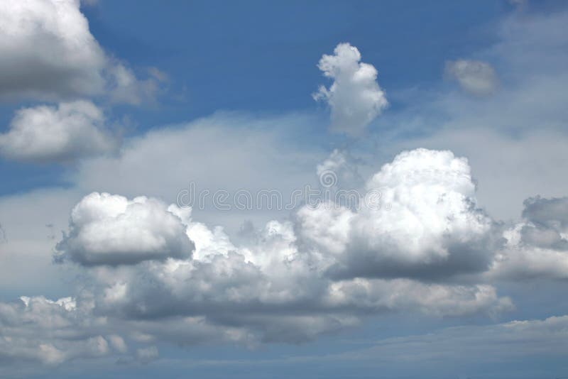 Nuvens bonitas e céu azul fotos de stock royalty free