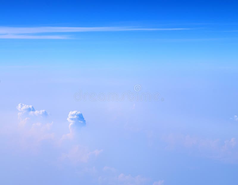 Nuvens brancas do cúmulo-nimbo e de Altostratus no céu azul infinito - vista aérea - fundo natural abstrato fotografia de stock Nuvens brancas do cúmulo-nimbo e de Altostratus no céu azul infinito - vista aérea - fundo natural abstrato fotografia de stock