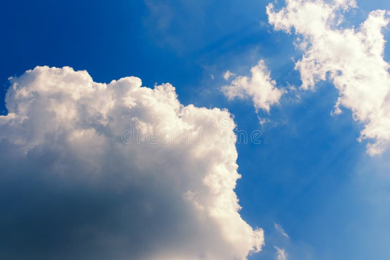 Nuvens brancas grandes no céu azul, iluminado pelo sol Copie o espaço Céu abstrato fotografia de stock royalty free Nuvens brancas grandes no céu azul, iluminado pelo sol Copie o espaço Céu abstrato fotografia de stock royalty free