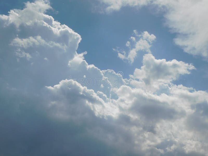 Nuvens brancas grandes no céu azul perfeito imagens de stock royalty free Nuvens brancas grandes no céu azul perfeito imagens de stock royalty free