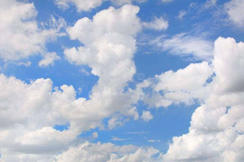 Nuvens brancas no céu azul imagens de stock royalty free Nuvens brancas no céu azul imagens de stock royalty free