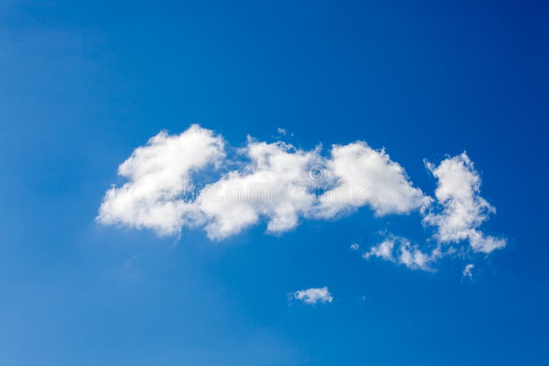 Nuvens brancas no fundo do céu azul fotografia de stock royalty free Nuvens brancas no fundo do céu azul fotografia de stock royalty free