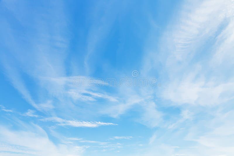 Nuvens claras no céu azul em outubro em Crimeia imagens de stock royalty free Nuvens claras no céu azul em outubro em Crimeia imagens de stock royalty free