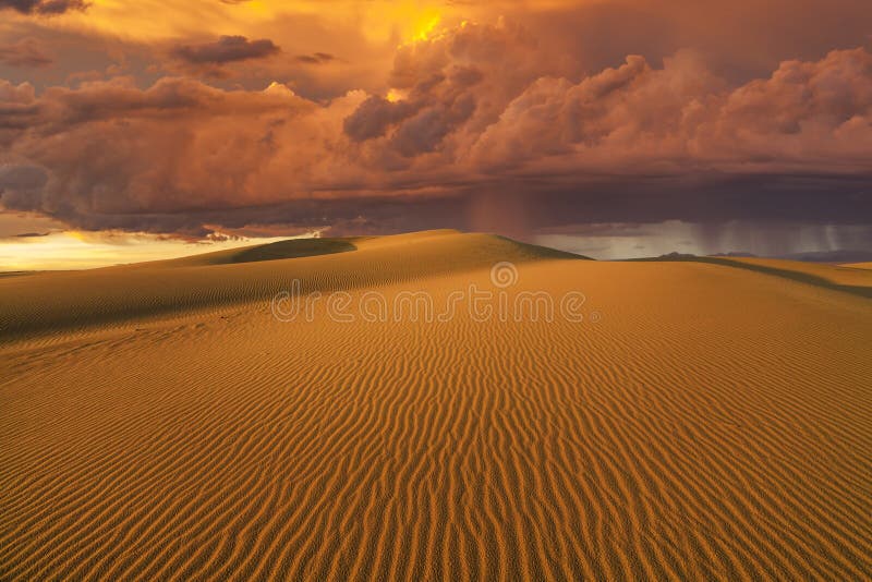Nuvens de chuva impetuosas surpreendentes sobre o deserto de Gobi