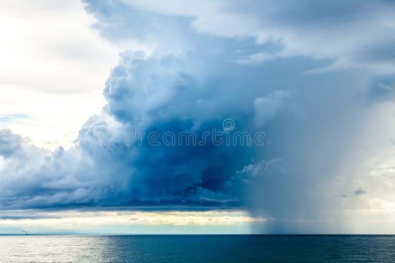 Nuvens de chuva no horizonte de mar