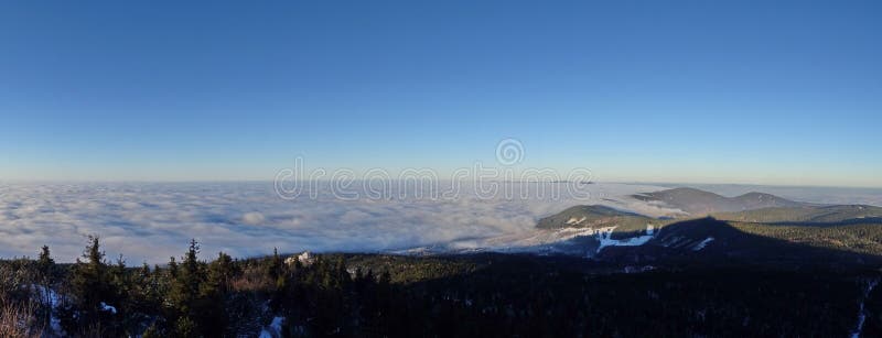 Nuvens de fluxo, vista do monte brincado fotografia de stock royalty free Nuvens de fluxo, vista do monte brincado fotografia de stock royalty free