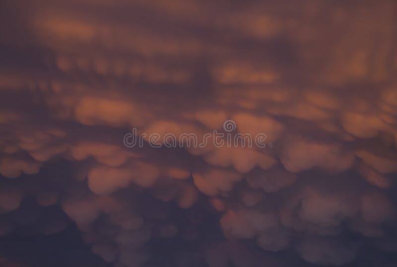 Nuvens de Mammatus no rosa e no azul foto de stock royalty free Nuvens de Mammatus no rosa e no azul foto de stock royalty free