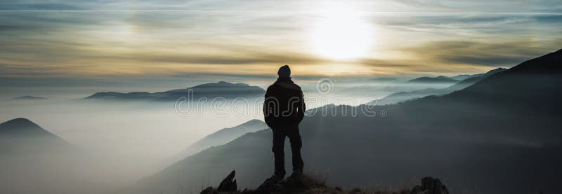 Nuvens de observação das montanhas do homem de um pico fotos de stock Nuvens de observação das montanhas do homem de um pico fotos de stock