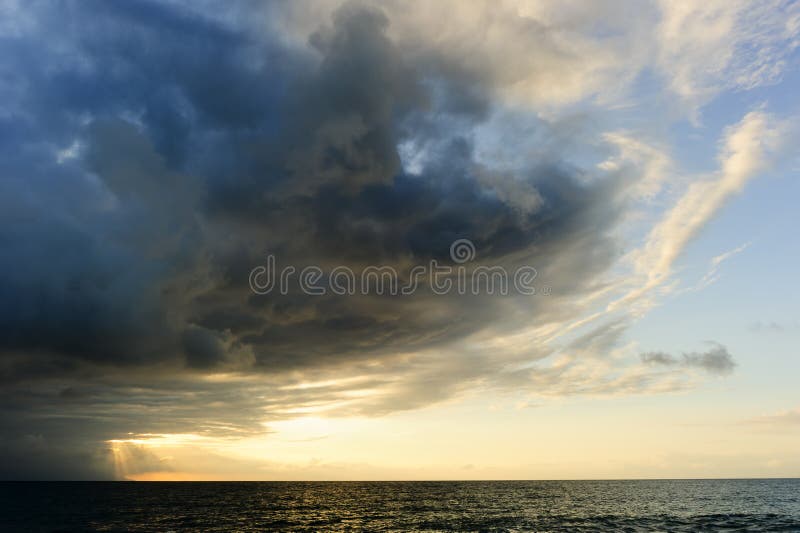 Nuvens de tempestade imagem de stock Nuvens de tempestade imagem de stock