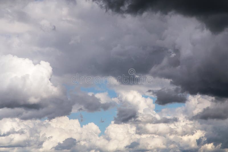 Nuvens de tempestade brancas do cúmulo e escuras macias com fundo do céu azul, céu fotografia de stock royalty free Nuvens de tempestade brancas do cúmulo e escuras macias com fundo do céu azul, céu fotografia de stock royalty free