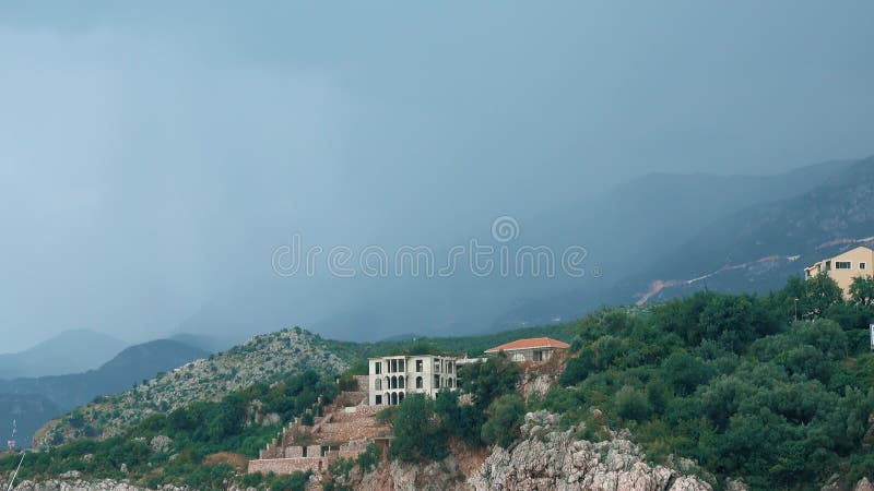 Nuvens de tempestade escuras da chuva sobre a costa de mar do adriático em Montenegro foto de stock royalty free Nuvens de tempestade escuras da chuva sobre a costa de mar do adriático em Montenegro foto de stock royalty free