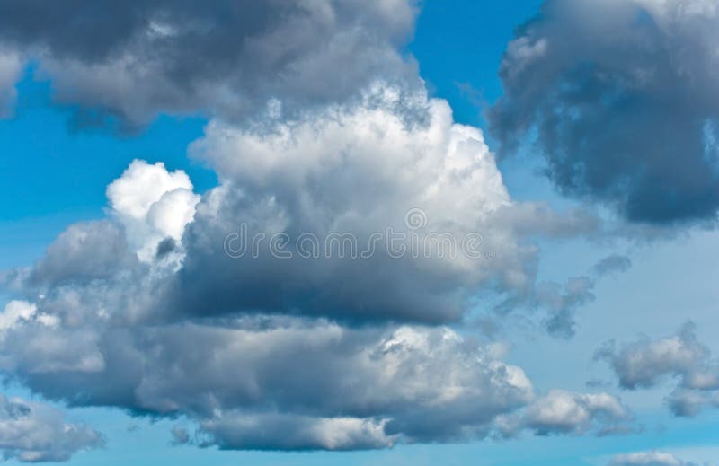 Nuvens de tempestade no céu azul fotografia de stock royalty free Nuvens de tempestade no céu azul fotografia de stock royalty free