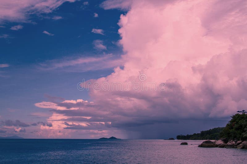 Nuvens de tempestade ultravioletas sobre o oceano fotografia de stock royalty free Nuvens de tempestade ultravioletas sobre o oceano fotografia de stock royalty free
