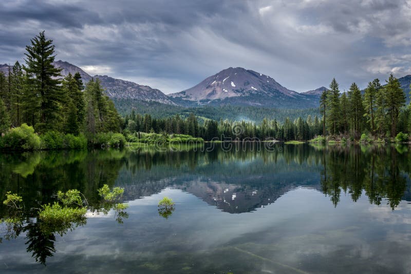 Nuvens do lago e de tempestade Manzanita sobre o pico de Lassen, ` do parque nacional de Lassen fotografia de stock Nuvens do lago e de tempestade Manzanita sobre o pico de Lassen, ` do parque nacional de Lassen fotografia de stock