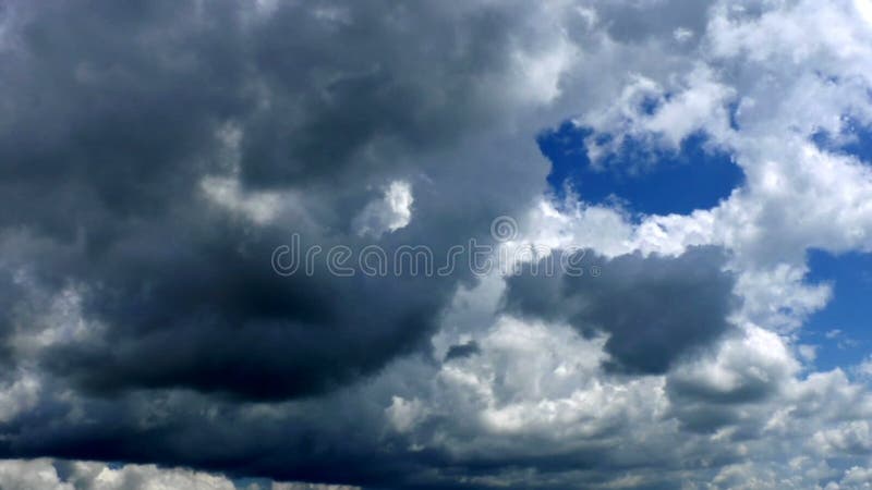 nuvens do lapso de tempo no céu azul