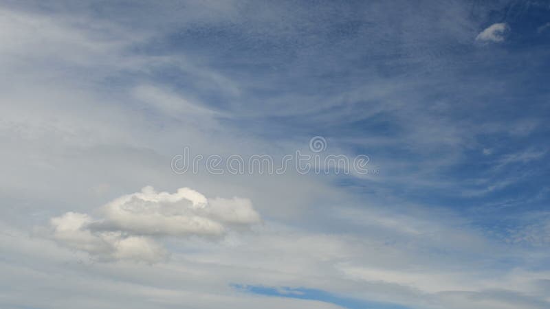 nuvens do lapso de tempo no céu azul
