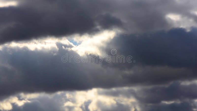 Nuvens do temporal na noite com relâmpago Timelapse