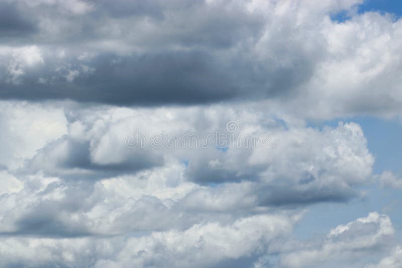 Nuvens dramáticas com o céu azul bonito imagem de stock