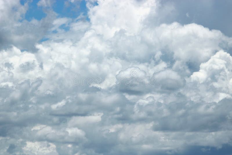 Nuvens dramáticas com o céu azul bonito imagens de stock