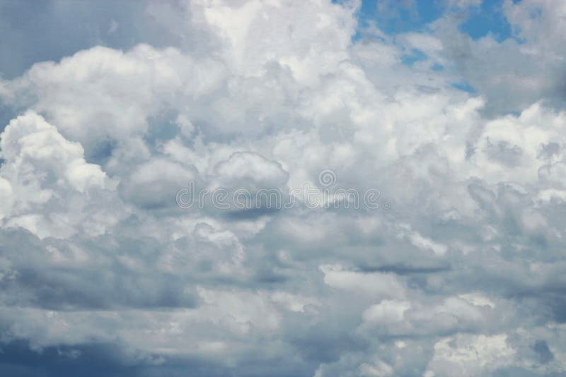 Nuvens dramáticas com o céu azul bonito fotografia de stock royalty free