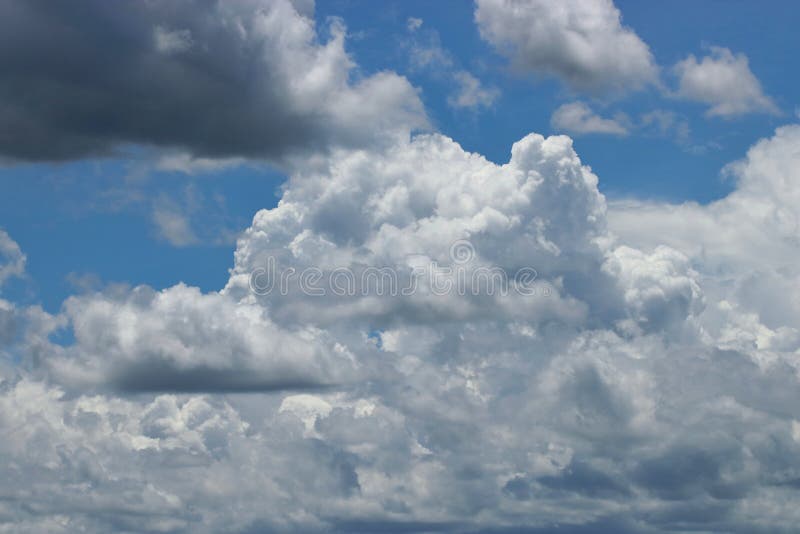 Nuvens dramáticas com o céu azul bonito fotografia de stock royalty free