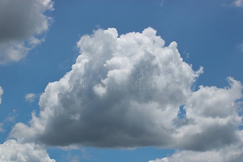 Nuvens dramáticas com o céu azul bonito imagens de stock royalty free