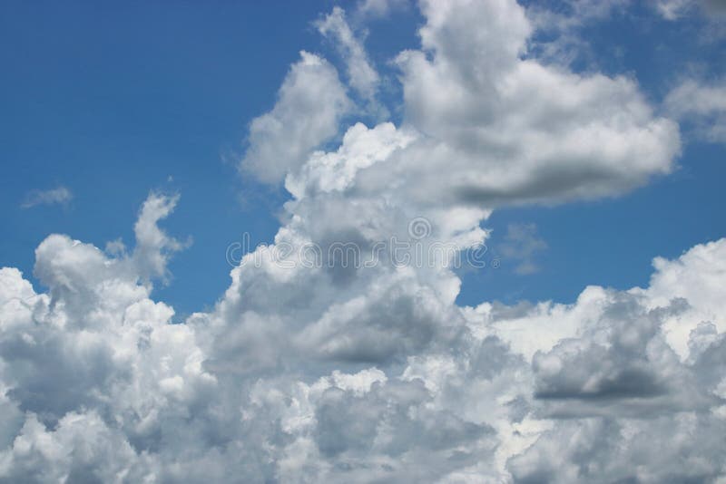 Nuvens dramáticas com o céu azul bonito fotos de stock
