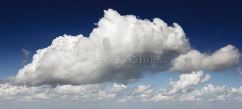 Nuvens dramáticas e céu azul fotos de stock