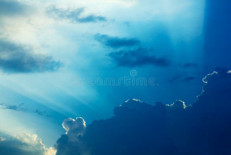 Nuvens dramáticas e um céu azul foto de stock royalty free