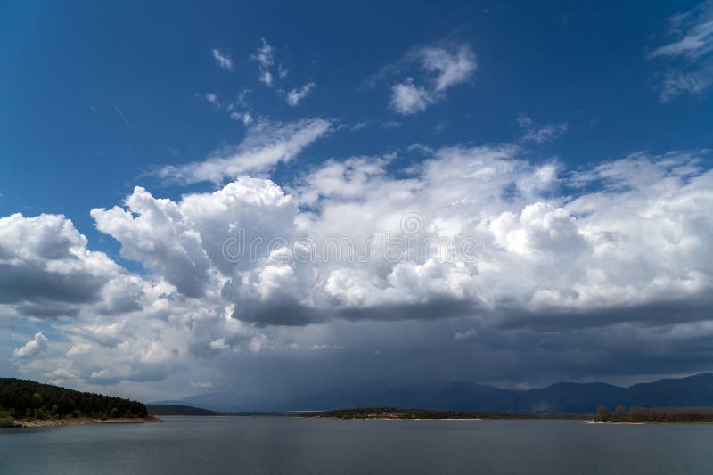 Nuvens dramáticas sobre a albufeira de Koprinka foto de stock