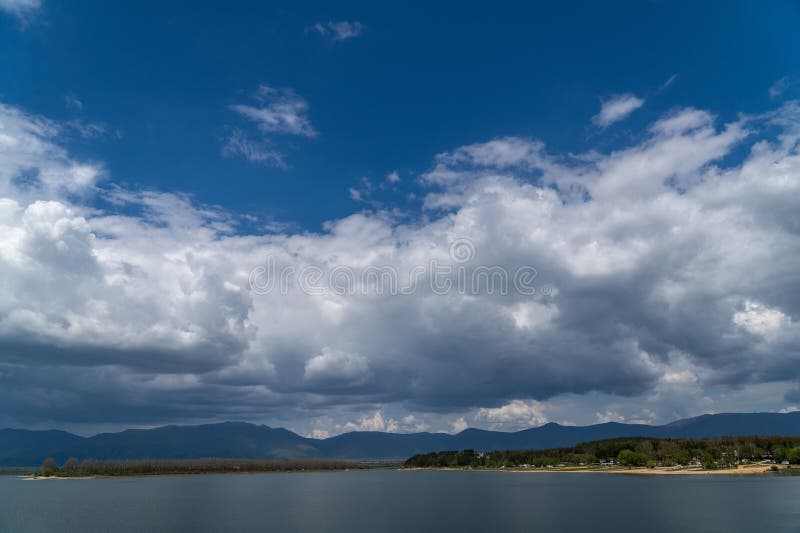 Nuvens dramáticas sobre a albufeira de Koprinka foto de stock