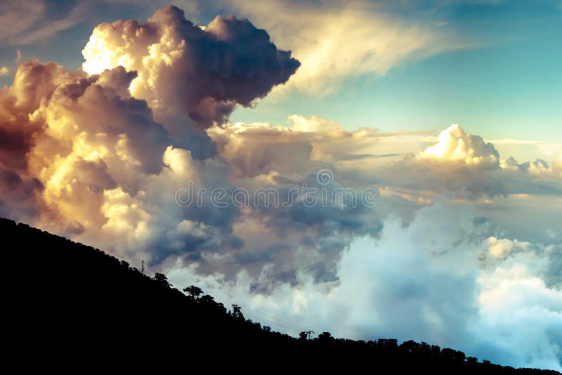 Nuvens dramáticas sobre as montanhas Troodos. Chipre imagens de stock