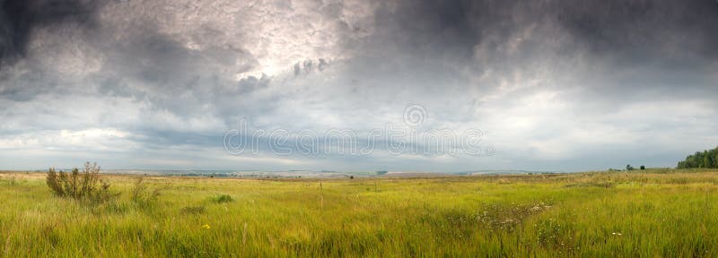 Nuvens dramáticas sobre o campo fotografia de stock royalty free