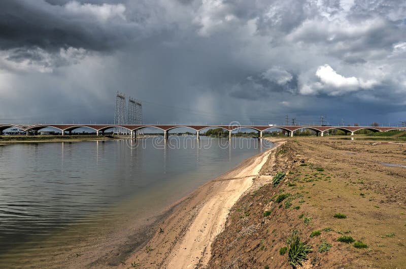 Nuvens escuras sobre a zona sujeita a inundações imagem de stock Nuvens escuras sobre a zona sujeita a inundações imagem de stock