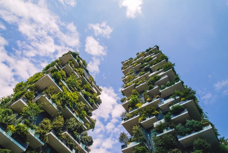Nuvens mundiais e rápidas da melhor construção alta fotografia de stock royalty free Nuvens mundiais e rápidas da melhor construção alta fotografia de stock royalty free