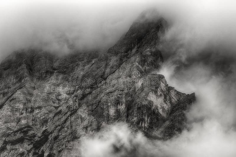 Nuvens na parte superior da montanha imagens de stock royalty free Nuvens na parte superior da montanha imagens de stock royalty free