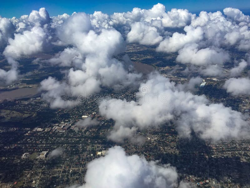 Nuvens ondeados sobre uma paisagem branca e dourada luxúria. Ideia aérea de uma paisagem da exploração agrícola