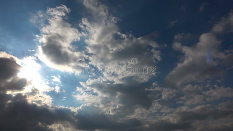 Nuvens que movem-se no Time Lapse limpo azul do c?u