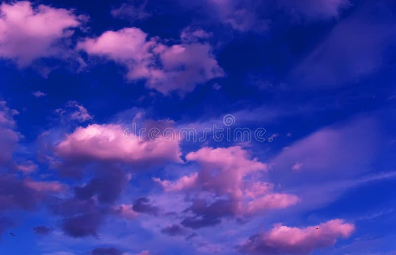 Nuvens roxas fotografia de stock royalty free