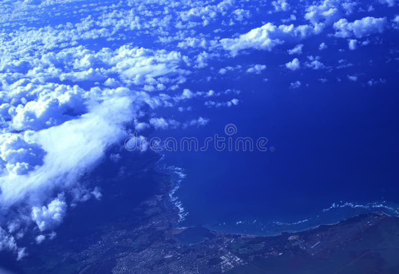 Nuvens sobre o paraíso tropical, Oahu, Havaí imagem de stock