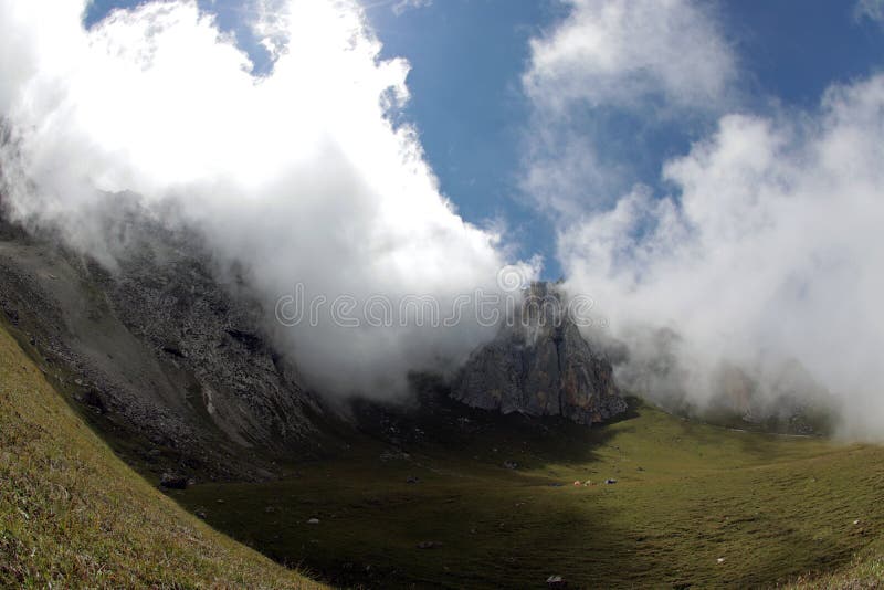 Nuvens sobre picos de montanha Névoa nas montanhas de Cáucaso fotografia de stock Nuvens sobre picos de montanha Névoa nas montanhas de Cáucaso fotografia de stock