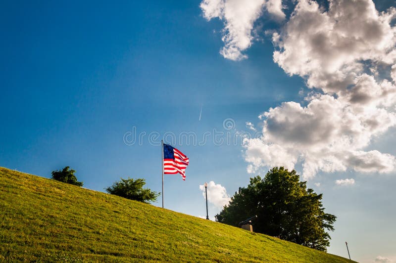 Nuvens sobre uma bandeira americana no monte federal imagens de stock royalty free Nuvens sobre uma bandeira americana no monte federal imagens de stock royalty free