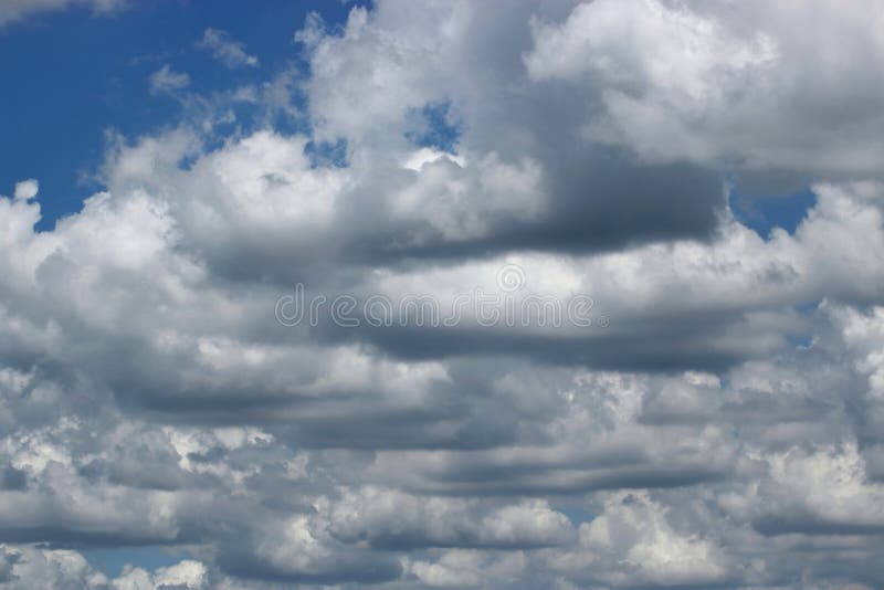 Nuvens tormentosos bonitas e céu azul foto de stock