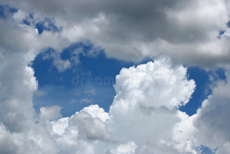 Nuvens tormentosos bonitas e céu dramático foto de stock