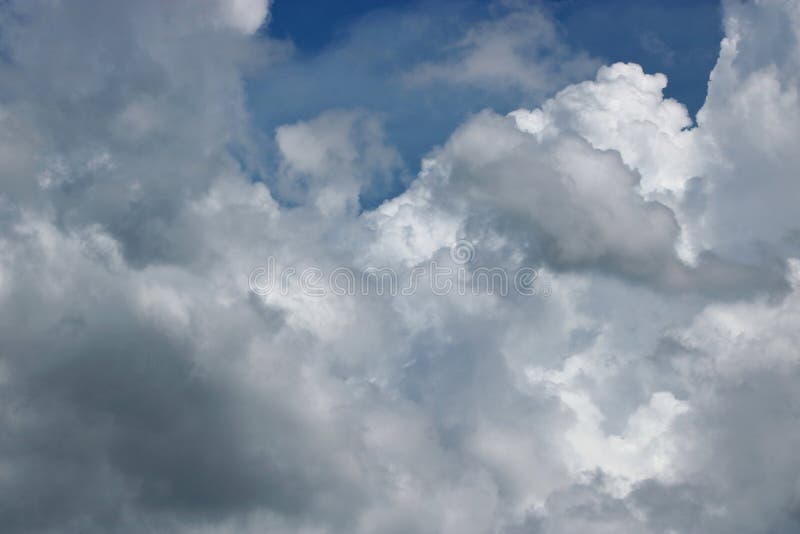 Nuvens tormentosos bonitas e céu dramático foto de stock royalty free