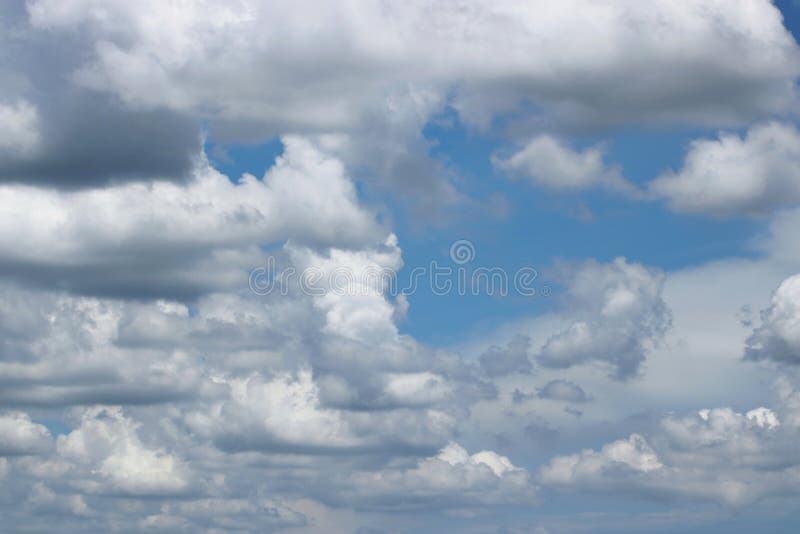 Nuvens tormentosos bonitas e céu dramático fotos de stock royalty free