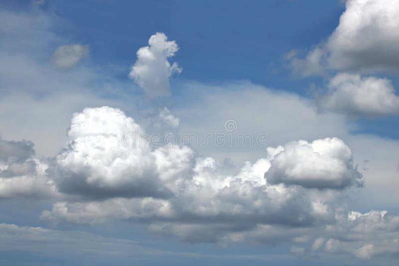 Nuvens tormentosos bonitas e céu dramático fotografia de stock
